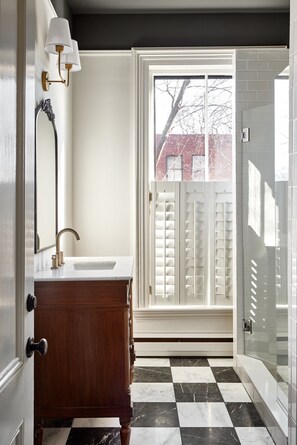 Habitación Deluxe, 1 cama King size | Baño | Secadora de cabello, batas, toallas, jabón 