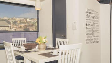 Loft, vistas al mar | Servicio de comidas en la habitación