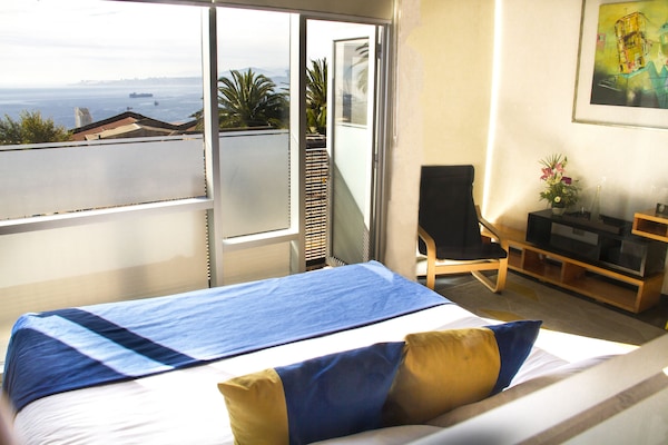 Bộ đồ giường cao cấp, chăn bông, bàn, màn/rèm cản sáng