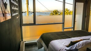 Biancheria da letto di alta qualità, copriletto in piuma, una scrivania