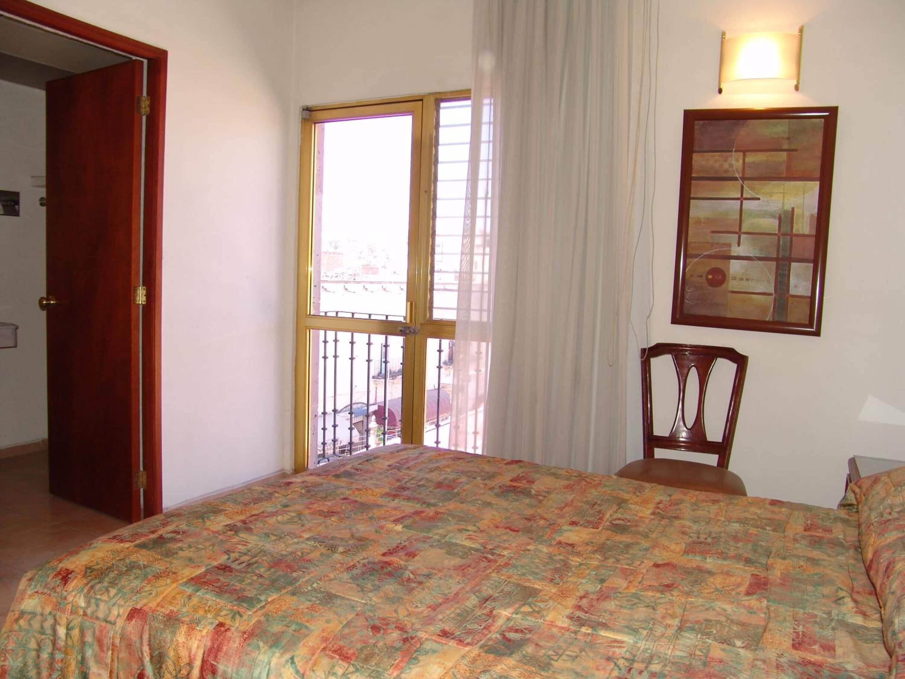 Escritorio y ropa de cama 