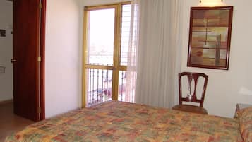 Escritorio y ropa de cama