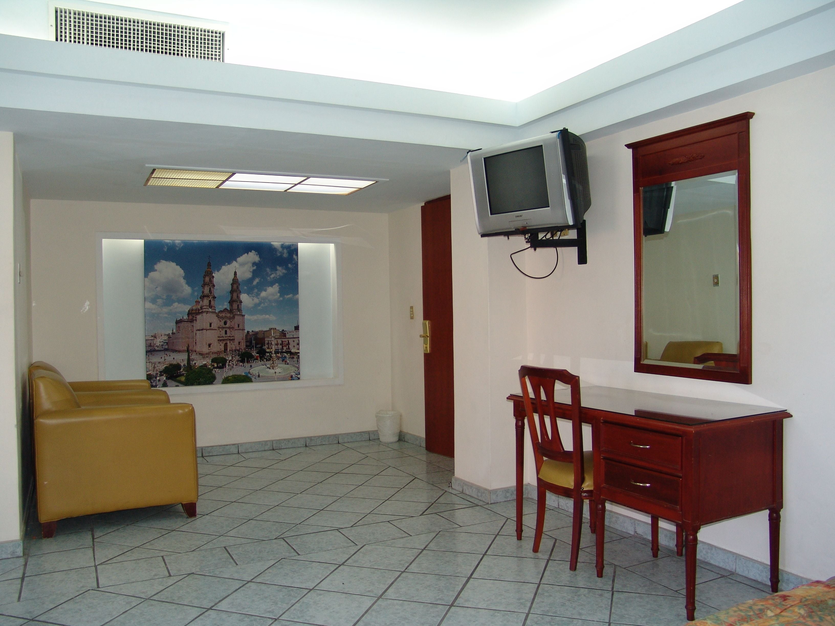 Habitación triple, varias camas | Escritorio y ropa de cama 