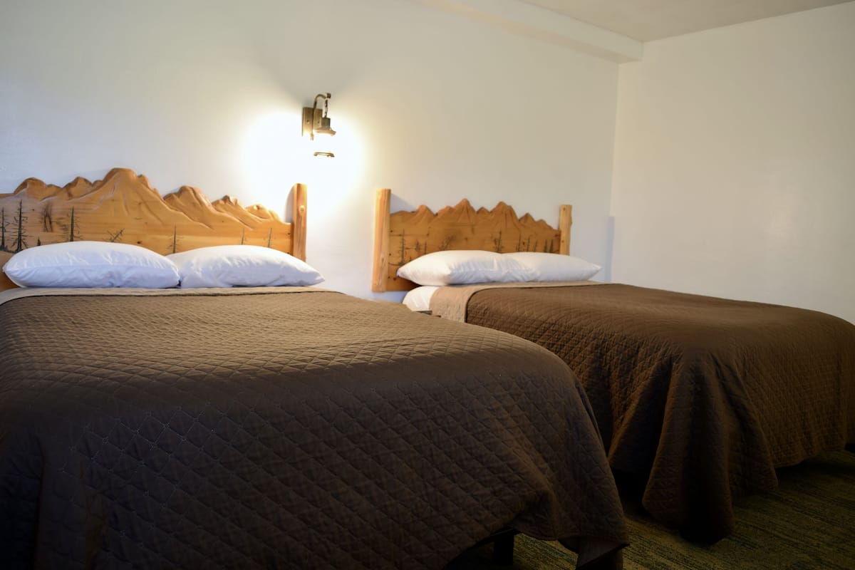 Tabla de planchar con plancha, wifi gratis y ropa de cama