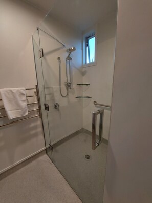 2 Bedroom Unit | Bathroom | Shower, free toiletries, hair dryer, towels - Elmore Lodge Motel (Hastings)