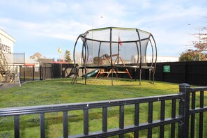 Children’s play area – outdoor - Elmore Lodge Motel (Hastings)