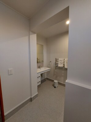 基础公寓, 2 间卧室 | 浴室 | 淋浴设施、免费洗浴用品、吹风机、毛巾