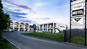 An elmore lodge motel with multiple units, a BBQ, free WiFi, a swimming pool, and a children's play area. - Elmore Lodge Motel (Hastings)