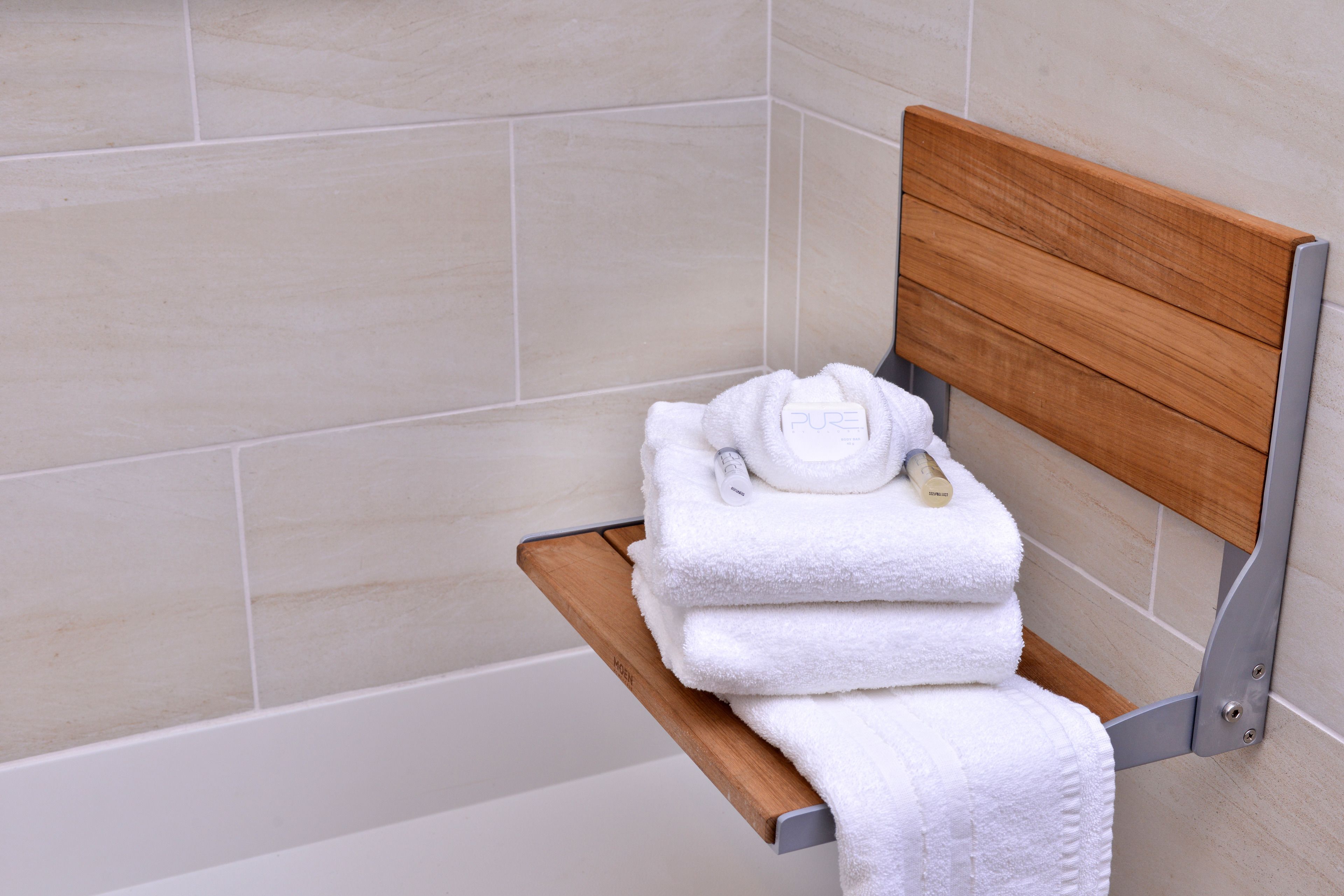 standard room, 1 king bed, accessible | bathroom | shower, free toiletries, hair dryer, towels