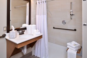 Standaard kamer, 1 kingsize bed, toegankelijk voor mindervaliden | Badkamer | Een douche, gratis toiletartikelen, een haardroger, handdoeken