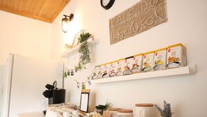 Una zona de cocina con estación de café, tés y cafés, y un letrero que dice "Kaleido Lodge Yukon".