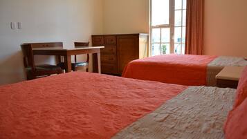 Habitación doble, 2 camas matrimoniales | Escritorio, cunas gratuitas, camas extra y wifi gratis