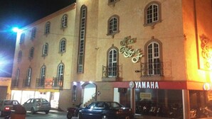 Un edificio con varias ventanas y un cartel que dice "Hotel Santa Fio".
