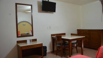 Escritorio, cunas gratuitas, camas extra y wifi gratis