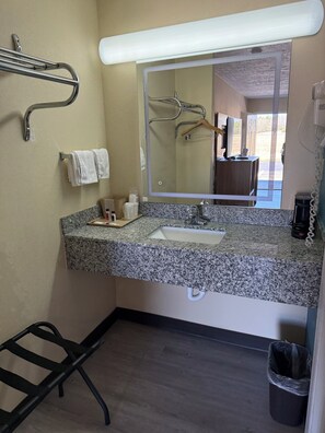 Bañera con ducha, artículos de tocador gratuitos, secador de pelo