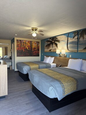 Escritorio, tabla de planchar con plancha, wifi gratis y ropa de cama 