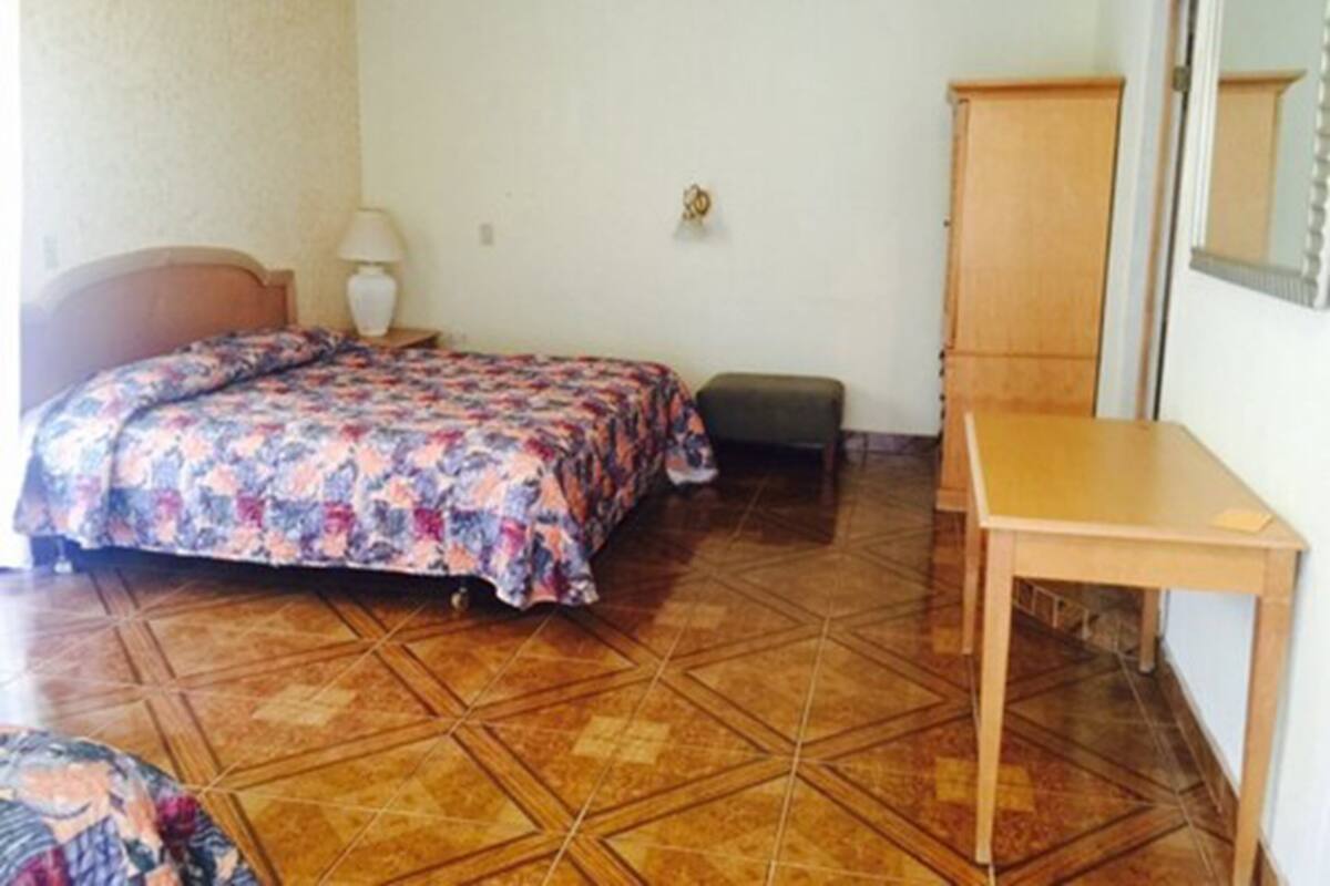 1 bedroom, in-room safe, desk, WiFi (free)