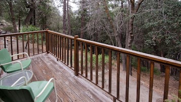 Forest Hideaway Studio Cabin (no pets) | Balcon