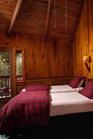 Escritorio, wifi gratis y ropa de cama 