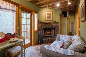 Forest Hideaway Studio Cabin (no pets) | Área de estar | TV