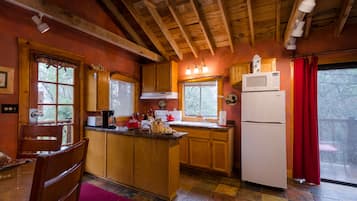 Woodland Vista Cabin (no pets) | Cuisine privée
