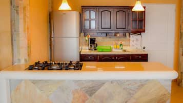 Estudio Deluxe, 1 habitación, hidromasaje, vista al océano | Cocina privada | Refrigerador con congelador, microondas y parrilla de estufa