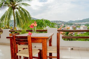 Outdoor dining - Bungalows La Madera (Zihuatanejo)