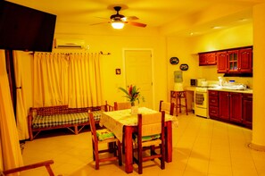 Estudio Deluxe, 1 habitación, hidromasaje, vista al océano | 1 habitación y wifi gratis