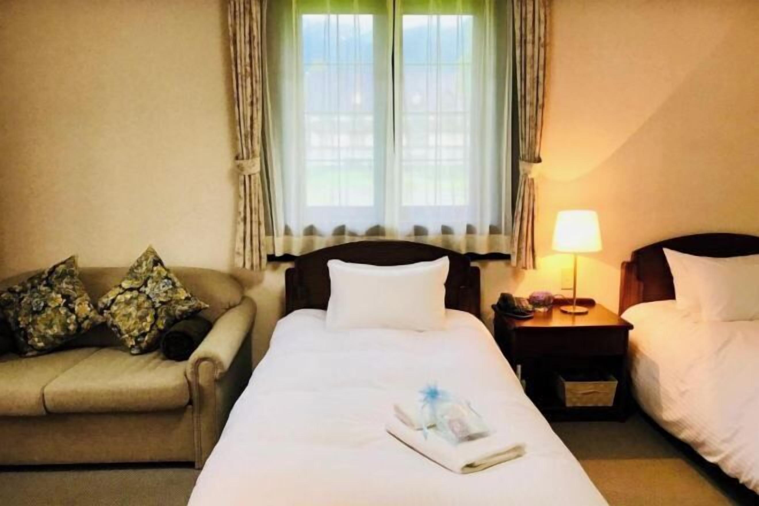 Een bureau, gratis wifi, beddengoed