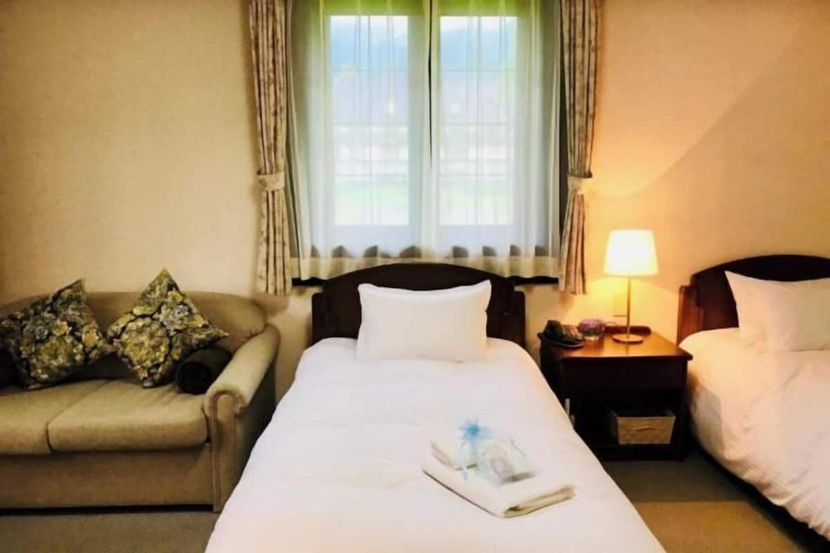 Een bureau, gratis wifi, beddengoed