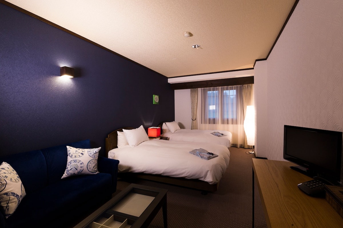 Twin kamer | Een bureau, gratis wifi, beddengoed