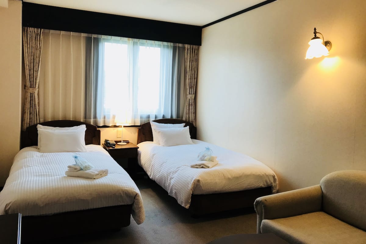 Een bureau, gratis wifi, beddengoed