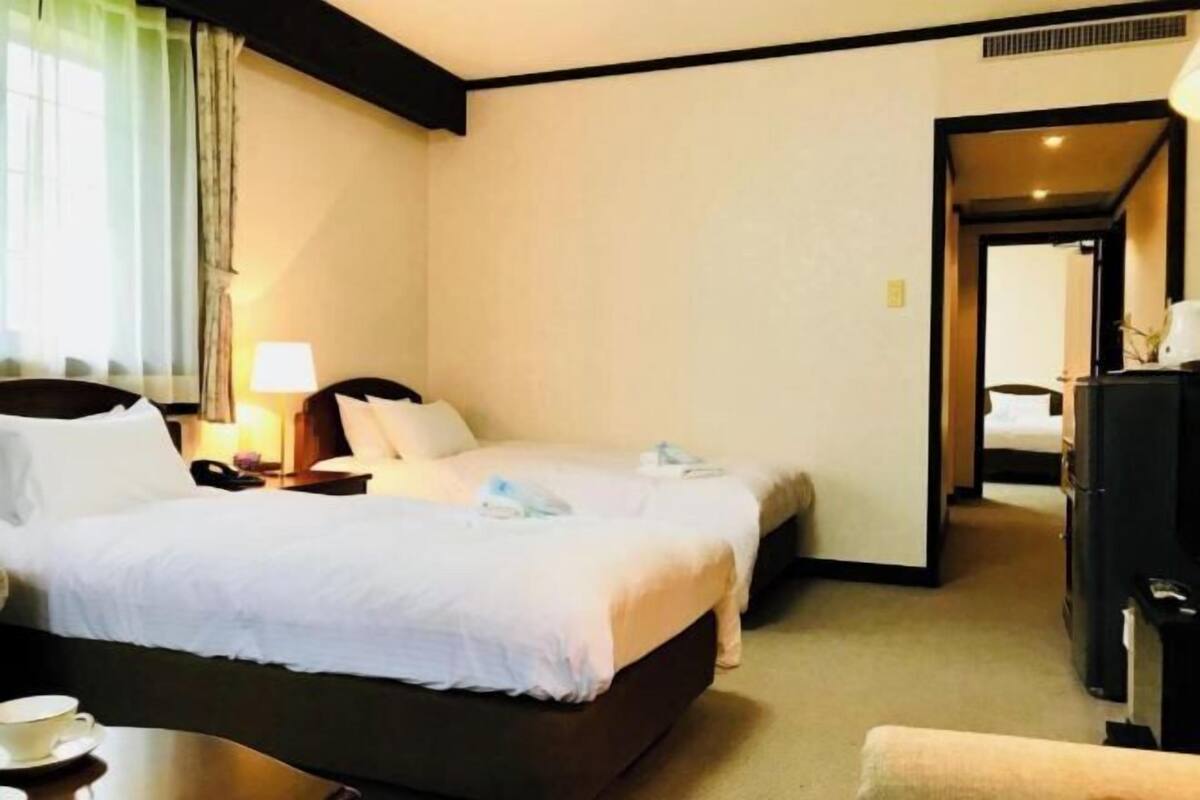 Escritorio, wifi gratis y ropa de cama