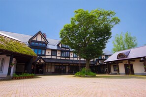 Exterior detail - Shakespeare Hotel (Hakuba)