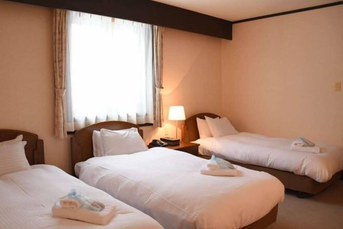 Een bureau, gratis wifi, beddengoed