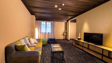 Escritorio, wifi gratis y ropa de cama