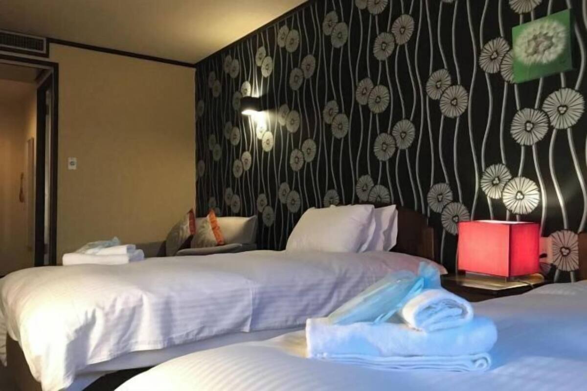 Een bureau, gratis wifi, beddengoed