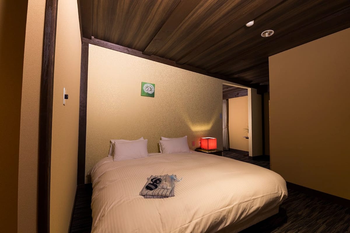 Deluxe kamer, 2 slaapkamers | Een bureau, gratis wifi, beddengoed