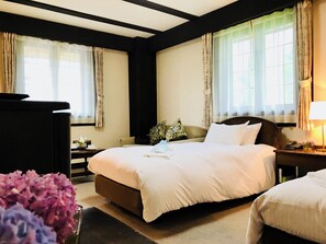 Quarto família, 2 quartos, em edifício anexo | Escrivaninha, Wi-Fi de cortesia, roupa de cama