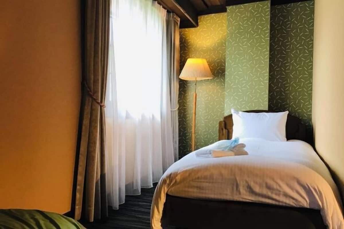 Een bureau, gratis wifi, beddengoed