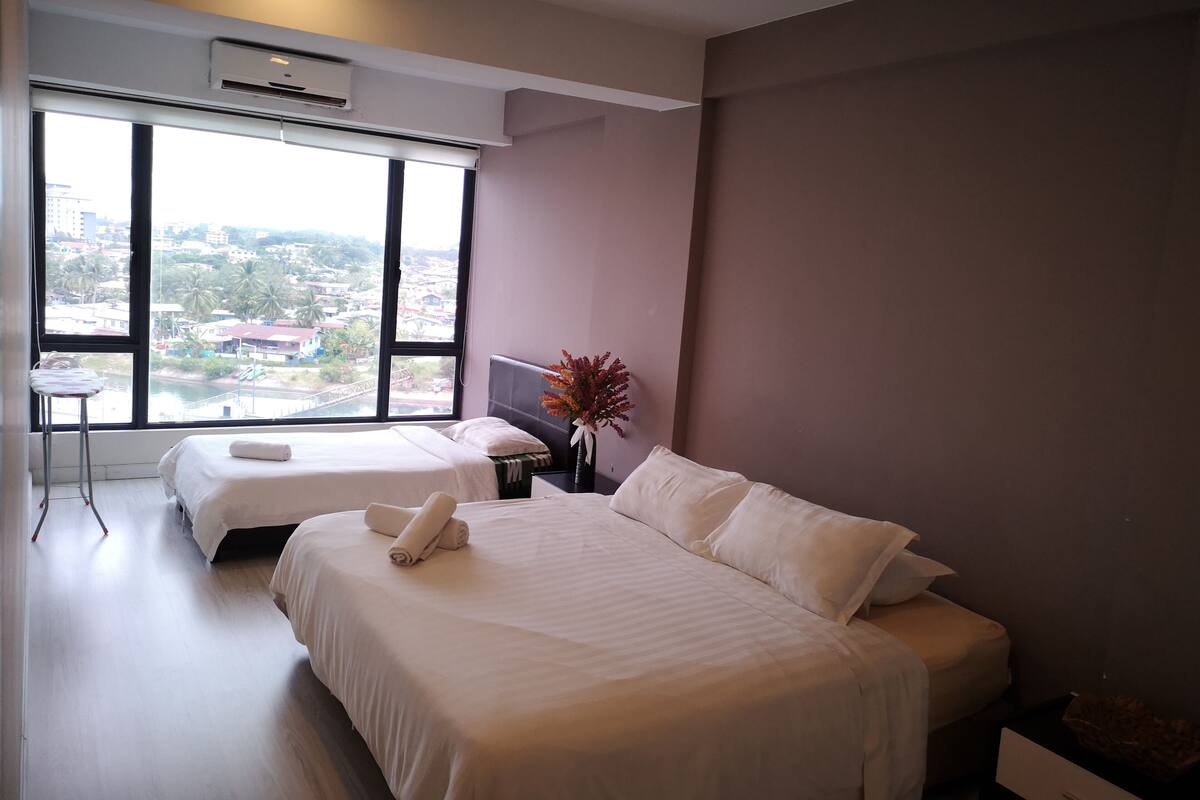 Suite, 2 Bedrooms | Meja, seterika/papan seterika, Wi-fi percuma, cadar katil 