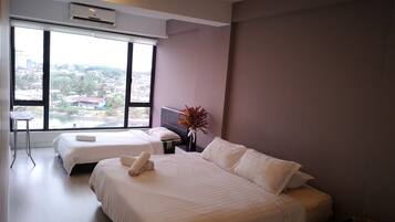 Suite, 2 slaapkamers | Een bureau, een strijkplank/strijkijzer, gratis wifi, beddengoed