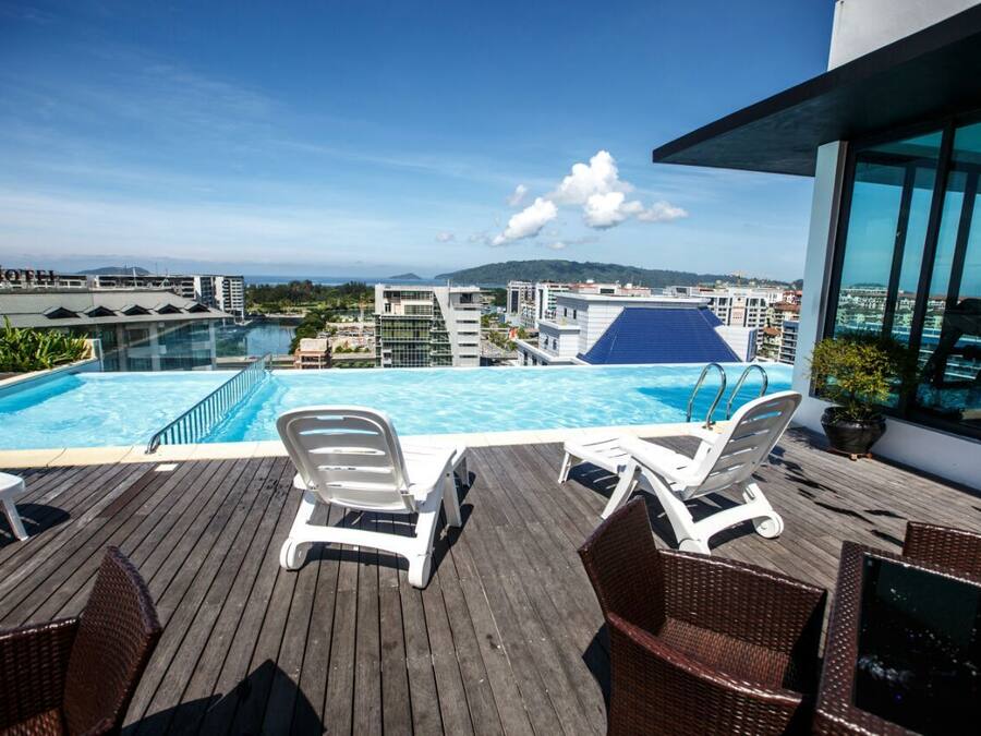 Una piscina al aire libre