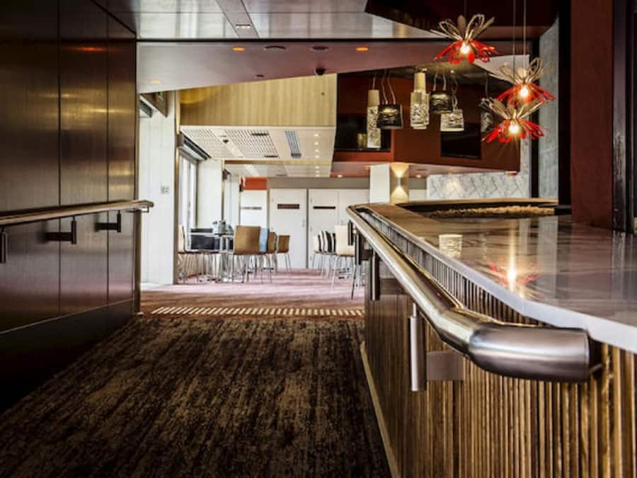 Melayani makan siang dan makan malam