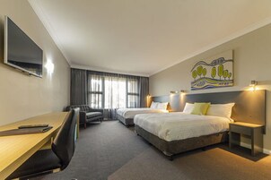 迷你吧、房內夾萬、書桌、遮光窗簾/窗簾