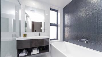 Retreat Suite with Balcony | Bathroom | Free toiletries, towels