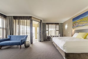 Retreat Suite with Balcony | Minibar, in-room safe, desk, blackout drapes - Club Cowra Motel (Cowra)