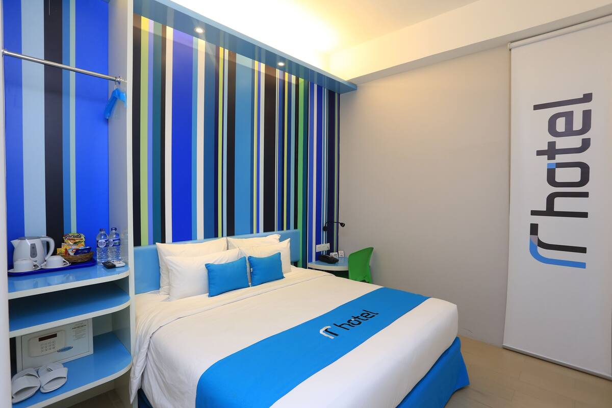 Premium bedding, in-room safe, desk, free WiFi