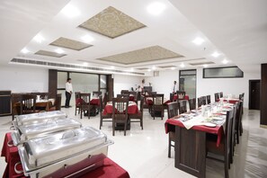 Breakfast, lunch and dinner served - Hotel East Gate (Agra)