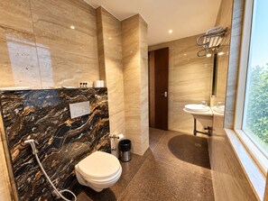 Shower, free toiletries, hair dryer, towels - Hotel Taj Heights (Agra)